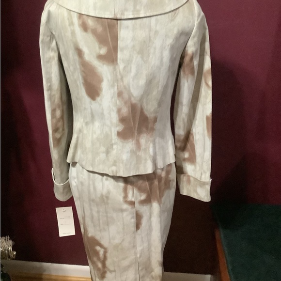 Lauren Taylor 4pc skirt suit with removable fur collar. - Picture 2 of 12